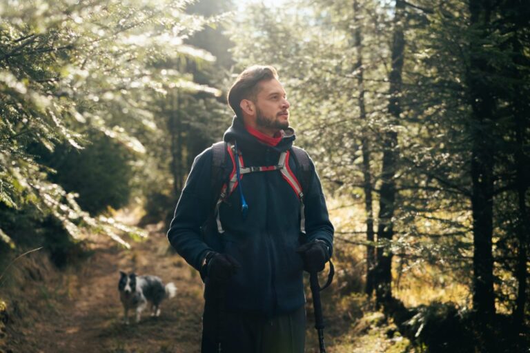 Homme dans la nature en forêt