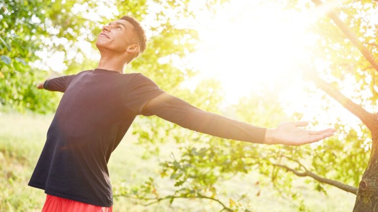 Homme qui respire en nature, inspire, pause, expire