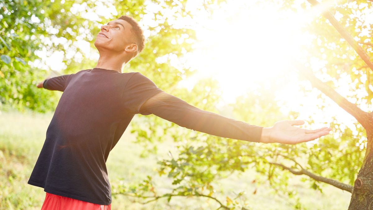 Homme qui respire en nature, inspire, pause, expire