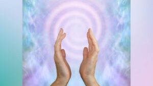 Mains presque jointes où l'on voit au milieu une forme lumineuse en spirale