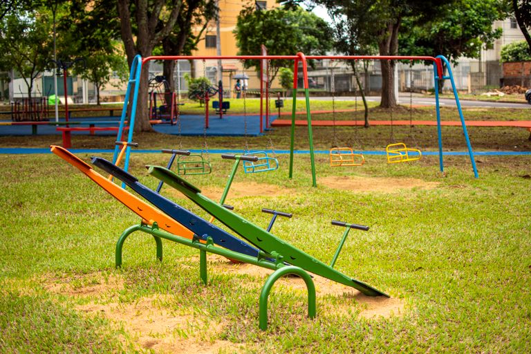 Jeu de la bascule dans un parc