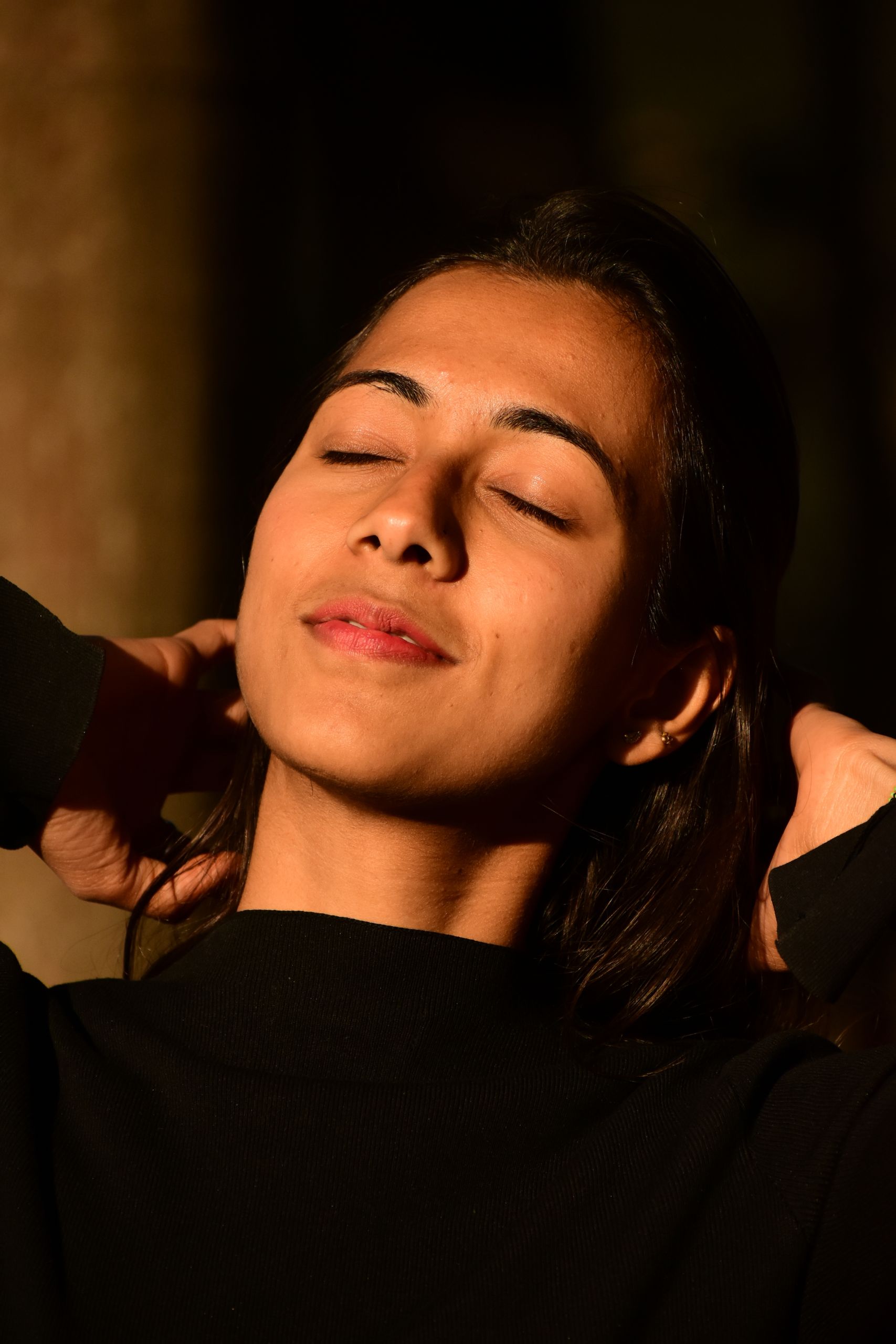 Portrait d'une femme sereine et alignée intérieurement